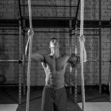 Spor salonunda egzersiz adam iki 2 ile tırmanış ipleri