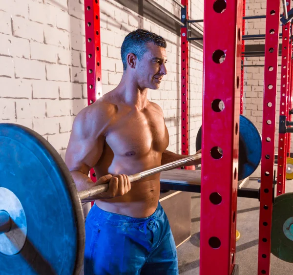 Barbell levantamiento de pesas hombre levantamiento de pesas en el gimnasio — Foto de Stock