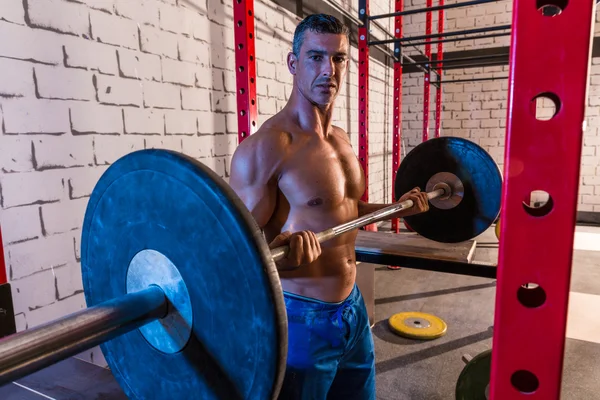 Skivstång styrketräning man tyngdlyftning på gym — Stockfoto