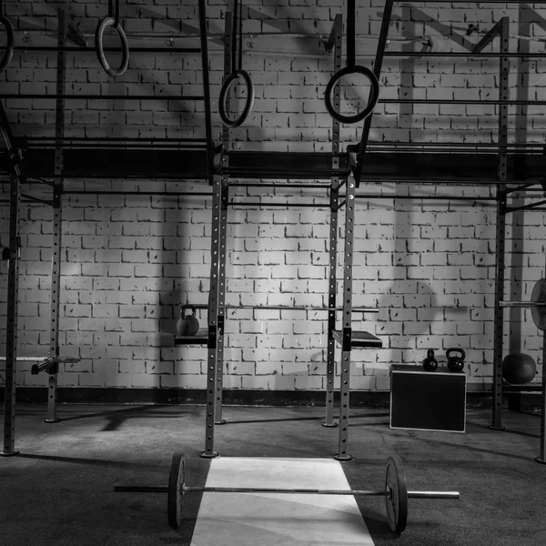 Spor salonu kimse barbell kettlebells ve barlar ile