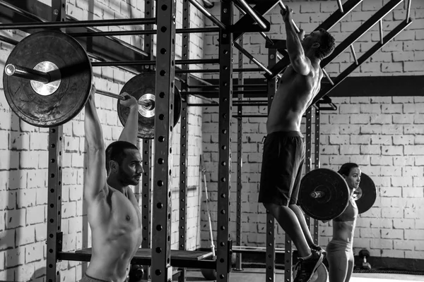 Barbell levantamento de peso grupo de levantamento de peso no ginásio — Fotografia de Stock