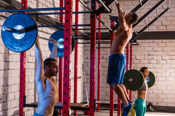 Hantelgewichthebergruppe Gewichtheben im Fitnessstudio — Stockfoto