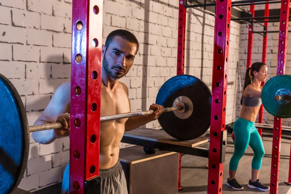 Hantelgewichthebergruppe Gewichtheben im Fitnessstudio — Stockfoto