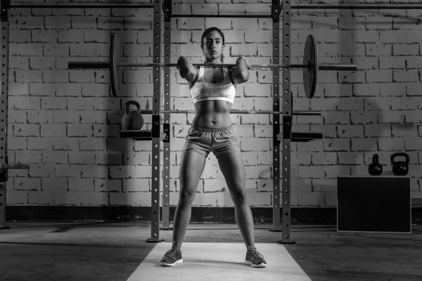 Barbell levantamiento de pesas mujer levantamiento de pesas en gimnasio —  Fotos de Stock