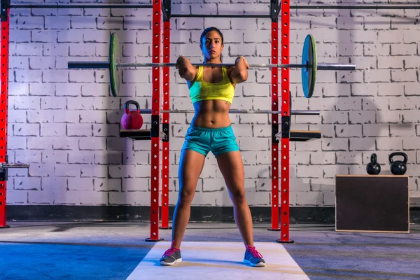 Barbell Gewichtheffen vrouw Gewichtheffen op gym — Stockfoto