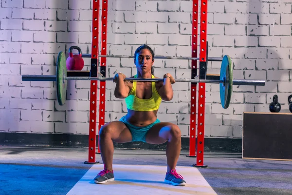 Barbell levantamento de peso mulher halterofilismo no ginásio — Fotografia de Stock