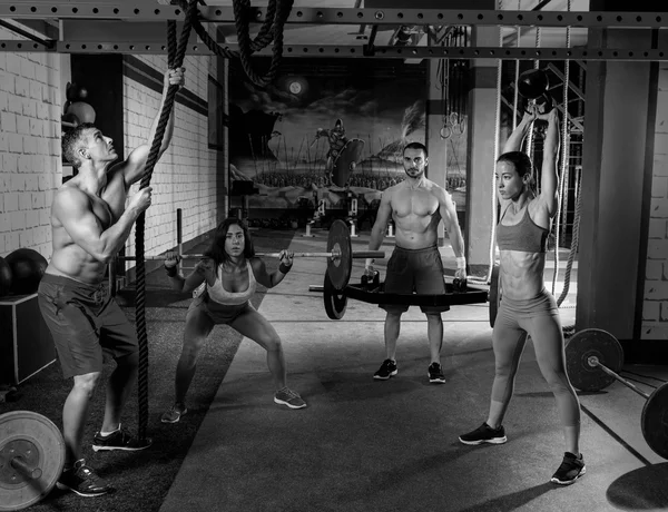 Ginásio grupo musculação treino homens e meninas — Fotografia de Stock