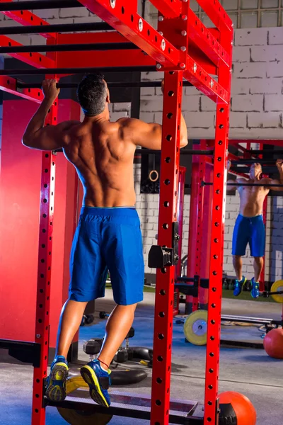 Tenen aan bar man pull-ups 2 bars training — Stockfoto