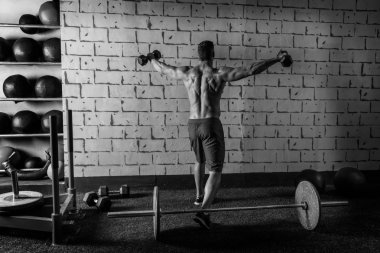 onaltılık dambıl halter arka yükselen spor salonu adam