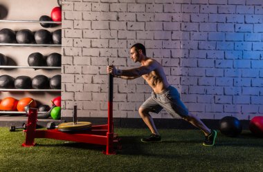 kızak itme adam ağırlık egzersiz itme