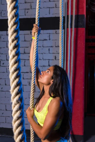 Climb rope exercise woman at gym — Stock Photo, Image