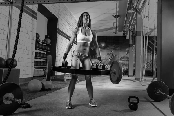 Hex Dead Lift Shrug Bar Deadlifts woman at gym — Stock Photo, Image