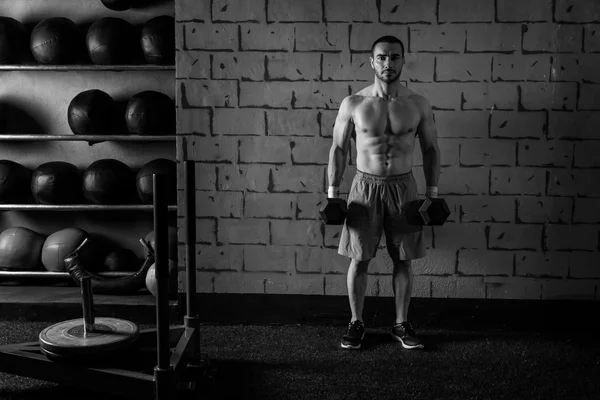 Gimnasio hombre celebración hex mancuernas con músculos — Foto de Stock