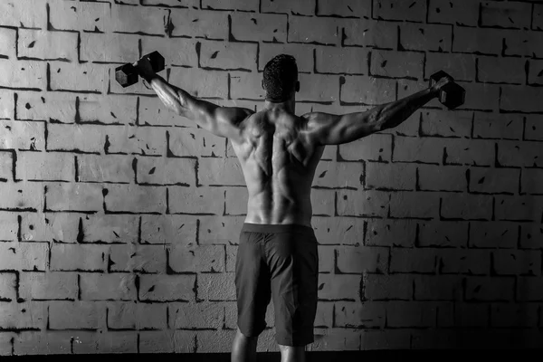 Palestra uomo aumento manubri esadecimali sollevamento pesi posteriore — Foto Stock