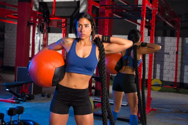 Gym woman with weighted ball and rope — Stock Photo, Image