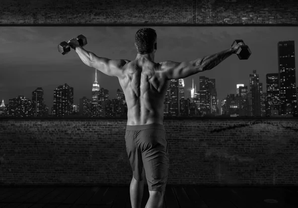 Spor salonu adam New York'un Hex dumbbells yükselen — Stok fotoğraf