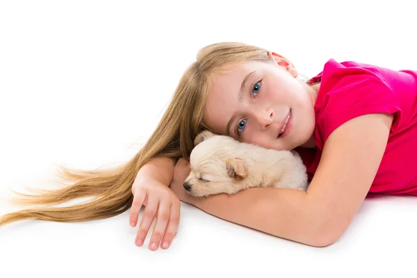 Παιδί ξανθό κορίτσι με το σκυλί κατοικίδιων ζώων Τσιουάουα κουτάβι — Φωτογραφία Αρχείου