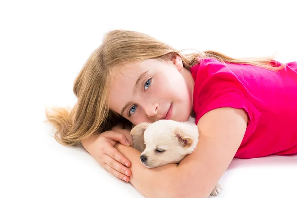 Παιδί ξανθό κορίτσι με το σκυλί κατοικίδιων ζώων Τσιουάουα κουτάβι — Φωτογραφία Αρχείου