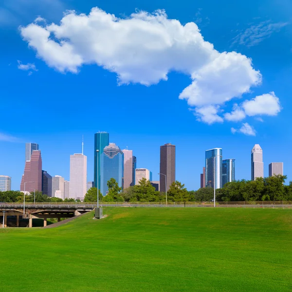 Houston skyline blue sky Memorial park Texas oss — Stockfoto