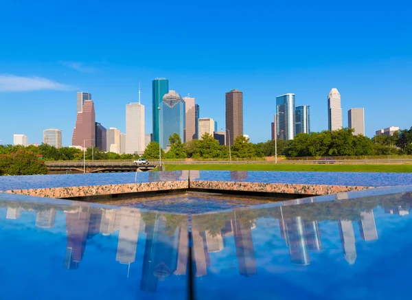 Houston skyline and Memorial reflection Texas US — Stock Photo, Image