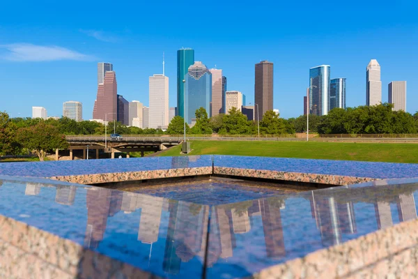 Houston skyline and Memorial reflection Texas US — Stock Photo, Image