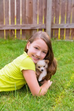 çocuk kız ve köpek yavrusu köpek çim yalan mutlu