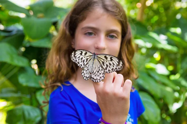 Meisje houden rijstpapier vlinder Idea leuconoe — Stockfoto