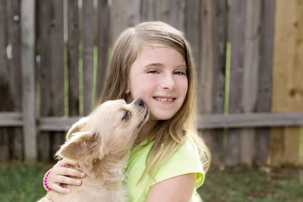 Blond dziecko dziewczynka z chihuahua pies gry — Zdjęcie stockowe