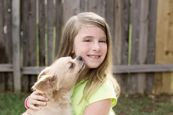 Rubia niña con chihuahua mascota perro jugando —  Fotos de Stock