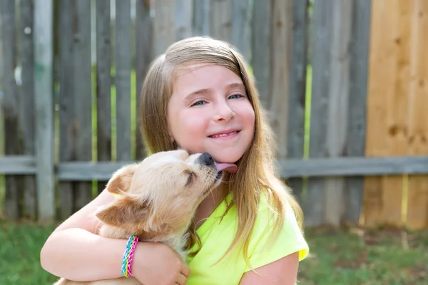 Blondes Mädchen mit Chihuahua-Haustier Hund beim Spielen — Stockfoto