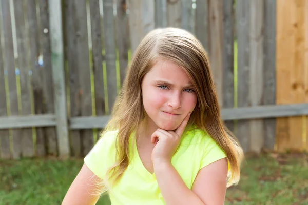 Jongen meisje met teleurstellen expressie vinger denken — Stockfoto