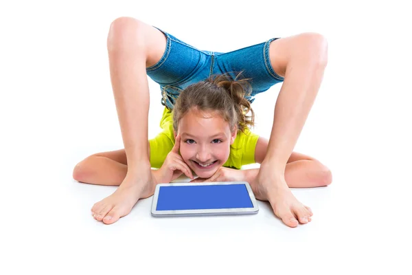 Contorsionista bambino ragazza pensiero gesto con tablet pc — Foto Stock