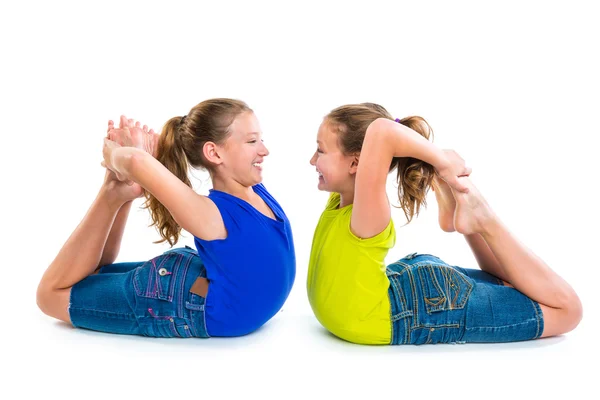 Twin kid systrar symmetriska flexibla spela glad — Stockfoto