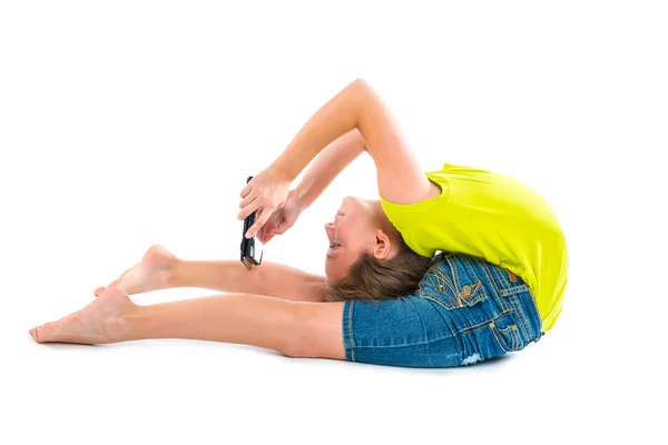 Flexibilní hadí žena dítě dívka si hraje s počítačem tablet pc — Stock fotografie