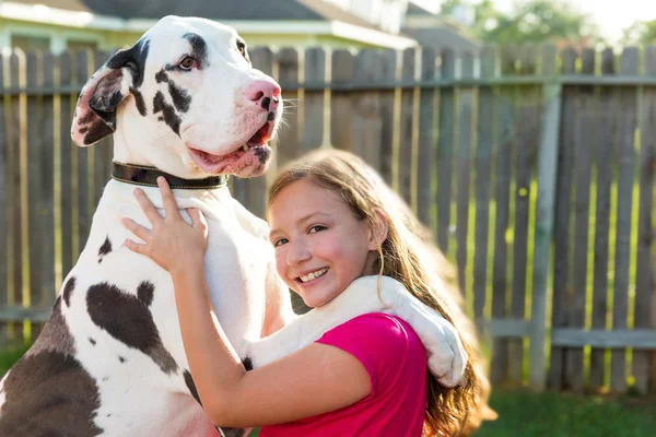 Great dane opstaan op jongen meisje schouders spelen — Stockfoto