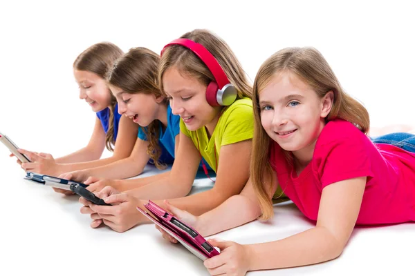 Сестри діти дівчата технічні планшети і смартфони — стокове фото