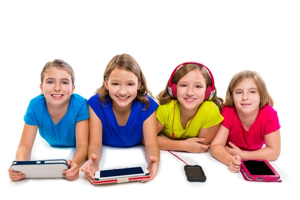 Nővérek gyerek lányok tech tabletta és smatphones — Stock Fotó