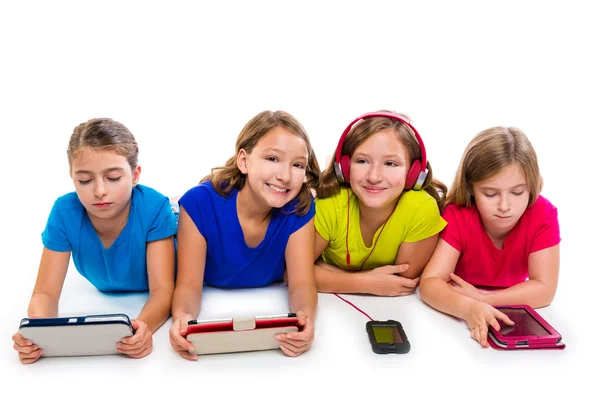Hermanas niñas tecnología tabletas y smatphones — Foto de Stock