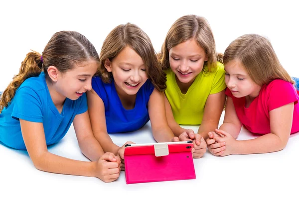 Irmãs menina meninas com tecnologia tablet pc jogar feliz — Fotografia de Stock