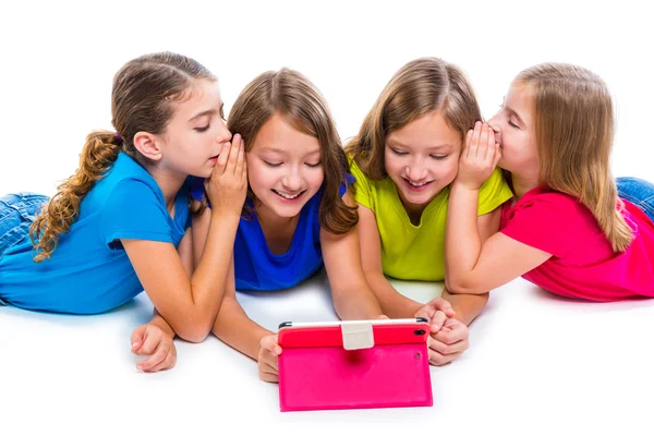 姐妹们开玩笑女孩与科技平板电脑玩的开心 — 图库照片