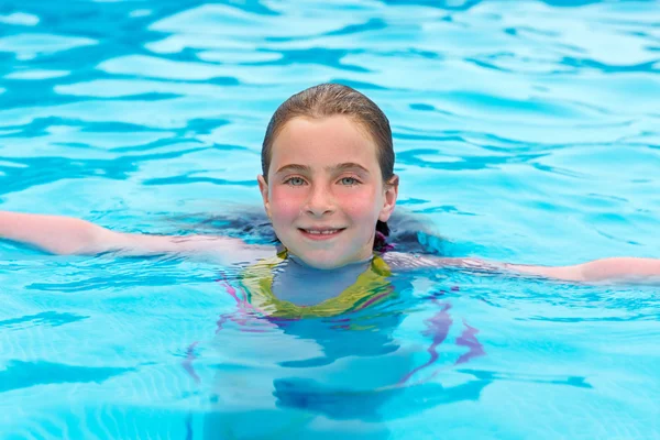 Blondes Mädchen schwimmt mit roten Wangen im Pool — Stockfoto