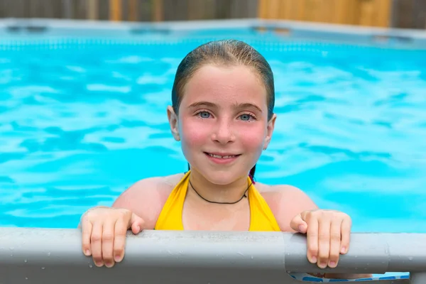 Fille blonde nageant dans la piscine avec des joues rouges — Photo