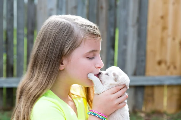 Blonde jongen meisje met huisdier chihuahua pup spelen — Stockfoto