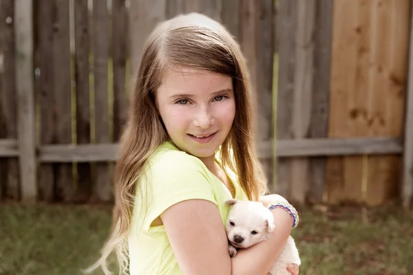 Rubia niña con cachorro mascota chihuahua jugando —  Fotos de Stock