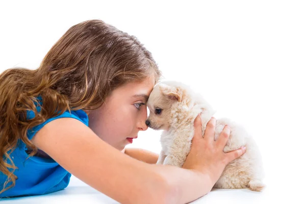 Avslappnad kid flicka och valp chihuahua hunden liggande — Stockfoto