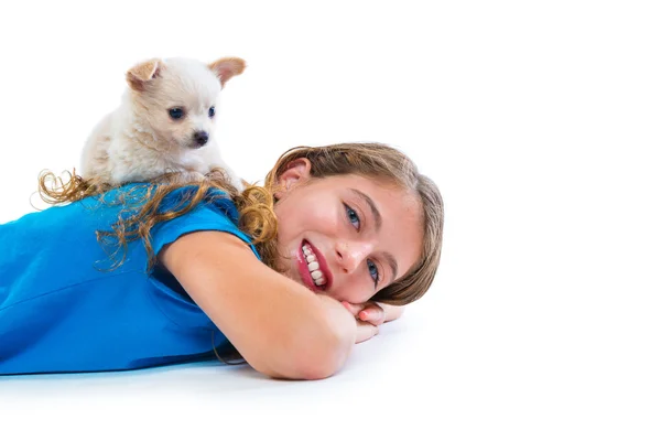 Puppy chihuahua hondje op jongen meisje liggen gelukkig lachend — Stockfoto