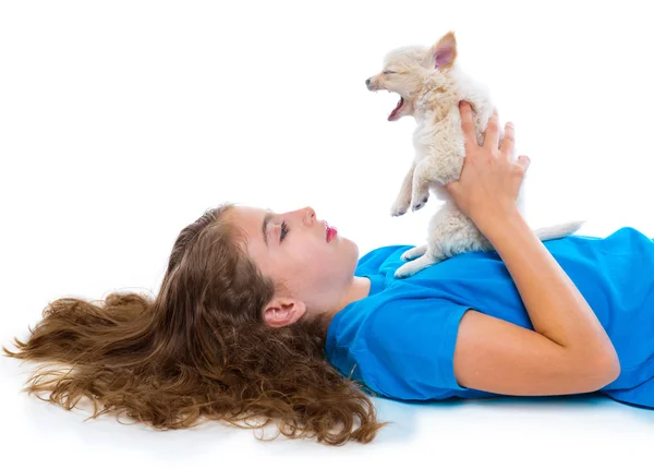 Zrelaksowany dziecko dziewczynka i ziewanie pies chihuahua puppy — Zdjęcie stockowe