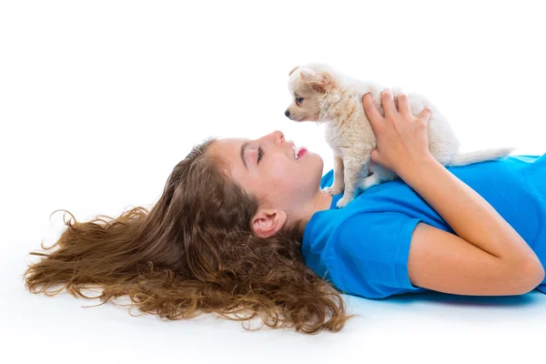 横になっているし、リラックスした子供少女と子犬チワワの犬 — ストック写真