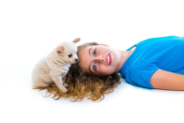 Rahat çocuk kız ve köpek chihuahua köpek yalan — Stok fotoğraf