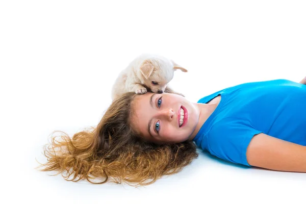 Розслаблена дівчинка і цуценя чихуахуа собака лежить — стокове фото